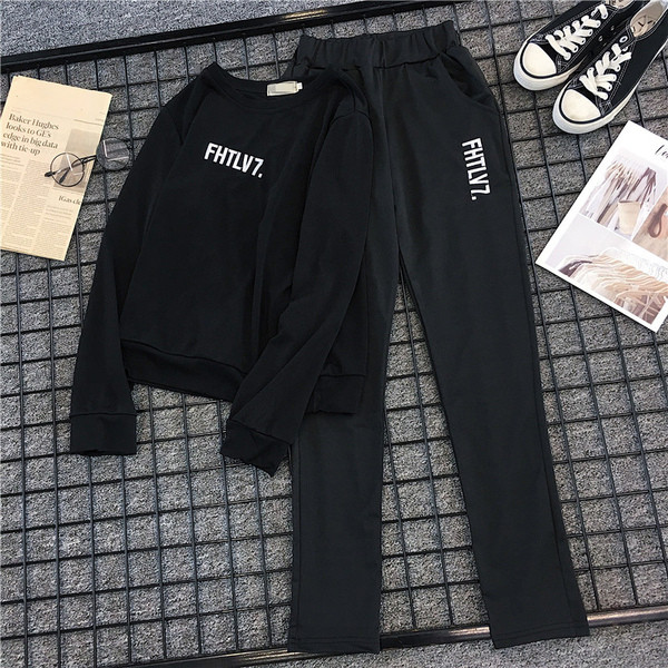 Αθλητικό γυναικείο σετ σε διαφορετικά χρώματα