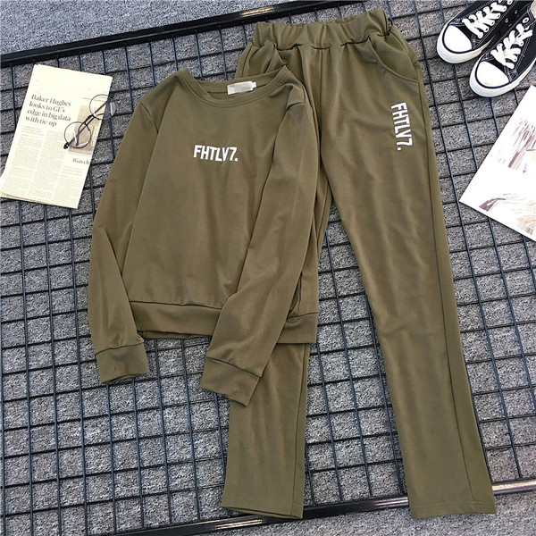 Αθλητικό γυναικείο σετ σε διαφορετικά χρώματα