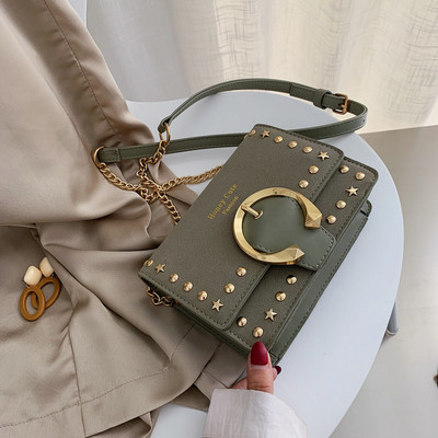 Μοντέρνα γυναικεία τσάντα με μεταλλική διακόσμηση σε διάφορα χρώματα