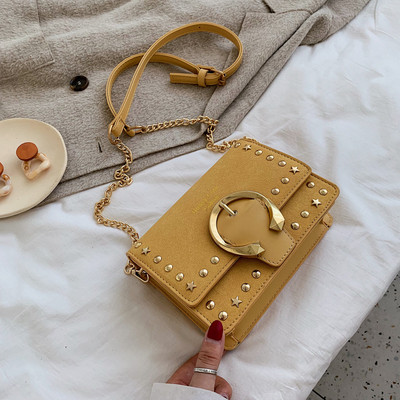 Μοντέρνα γυναικεία τσάντα με μεταλλική διακόσμηση σε διάφορα χρώματα