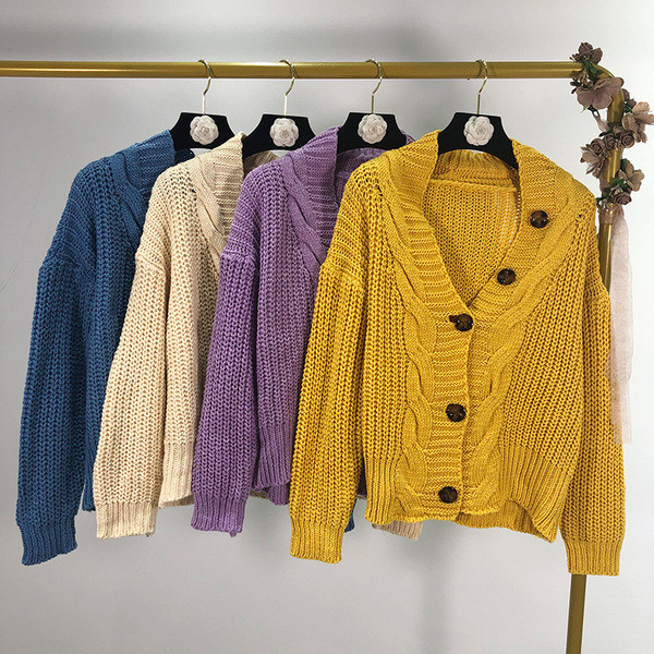 Alkalmi mellény spitz nyakkivágással és gombokkal, négy színben