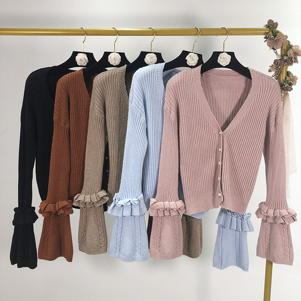 Rövid női kardigán hosszú ujjal és gombokkal