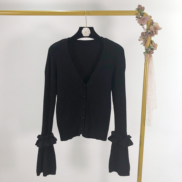 Rövid női kardigán hosszú ujjal és gombokkal