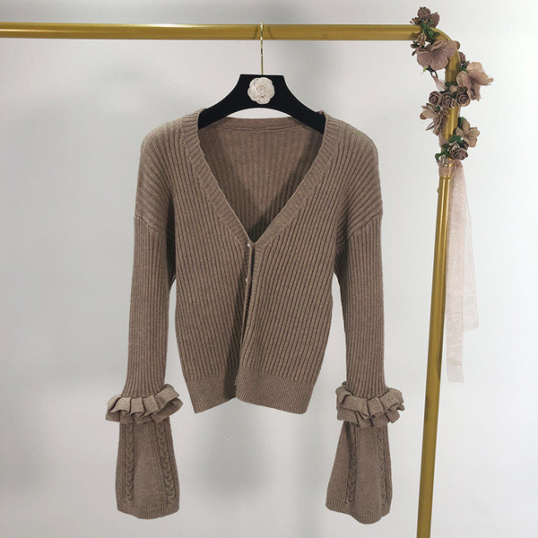 Rövid női kardigán hosszú ujjal és gombokkal