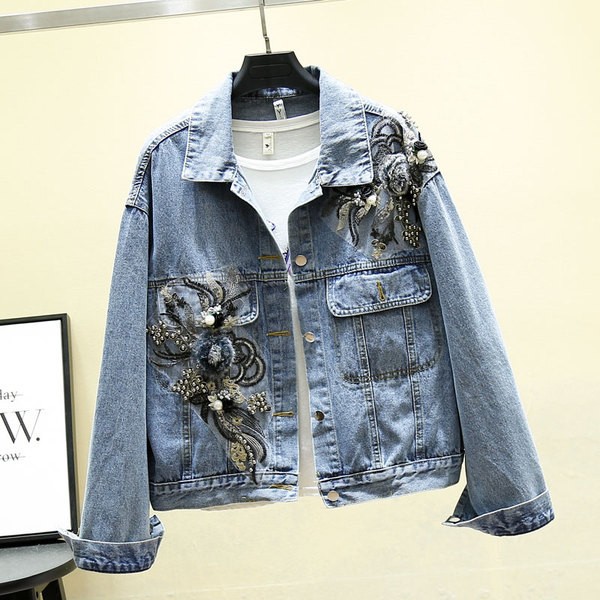 Casual γυναικείο τζιν μπουφάν με μαύρο και μπλε χρώμα με διακόσμηση