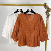 Γυναικεία μπλούζα σε άσπρο και καφέ με κεντήματα και 3/4 μανίκια