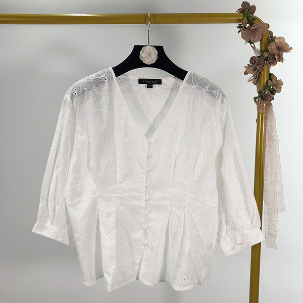 Γυναικεία μπλούζα σε άσπρο και καφέ με κεντήματα και 3/4 μανίκια