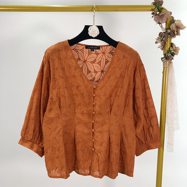 Γυναικεία μπλούζα σε άσπρο και καφέ με κεντήματα και 3/4 μανίκια