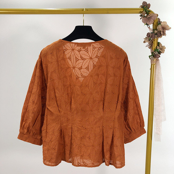 Γυναικεία μπλούζα σε άσπρο και καφέ με κεντήματα και 3/4 μανίκια