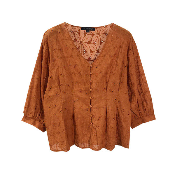 Γυναικεία μπλούζα σε άσπρο και καφέ με κεντήματα και 3/4 μανίκια