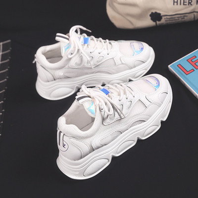 Μοντέρνα γυναικεία αθλητικά παπούτσια  με γυαλιστερό λευκό αποτέλεσμα