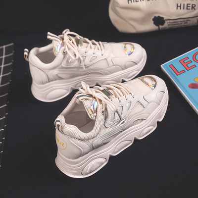 Μοντέρνα γυναικεία αθλητικά παπούτσια  με γυαλιστερό λευκό αποτέλεσμα