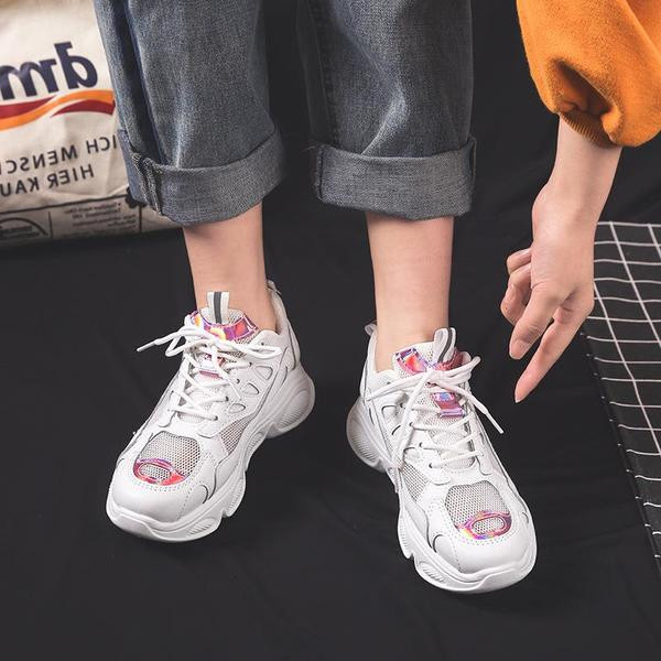Μοντέρνα γυναικεία αθλητικά παπούτσια  με γυαλιστερό λευκό αποτέλεσμα