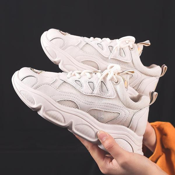 Μοντέρνα γυναικεία αθλητικά παπούτσια  με γυαλιστερό λευκό αποτέλεσμα