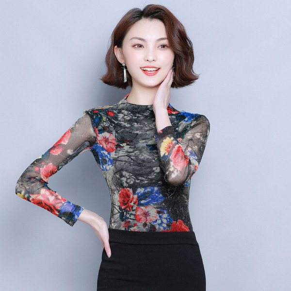 Μοντέρνα μαύρη γυναικεία μπλούζα με floral μοτίβα