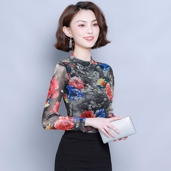 Μοντέρνα μαύρη γυναικεία μπλούζα με floral μοτίβα