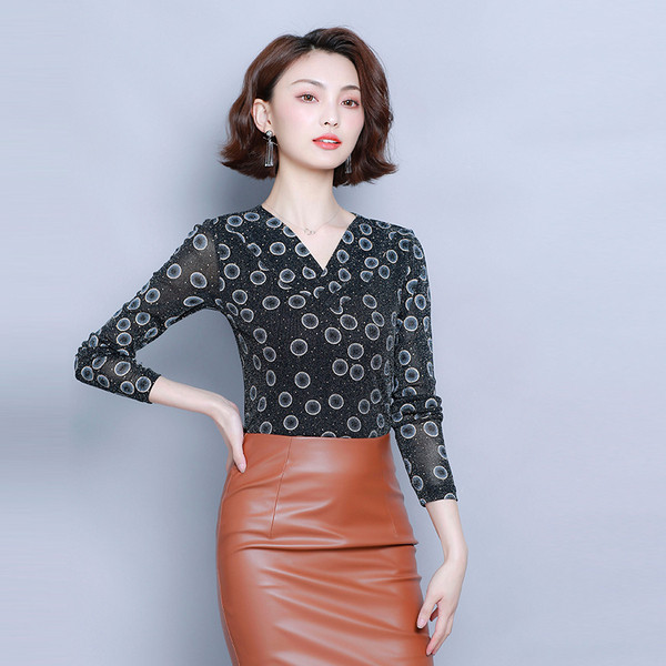 Νέο μοντέλο γυναικεία μπλούζα  σε μαύρο χρώμα με V-neck