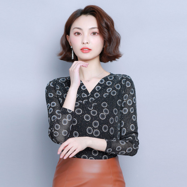 Νέο μοντέλο γυναικεία μπλούζα  σε μαύρο χρώμα με V-neck