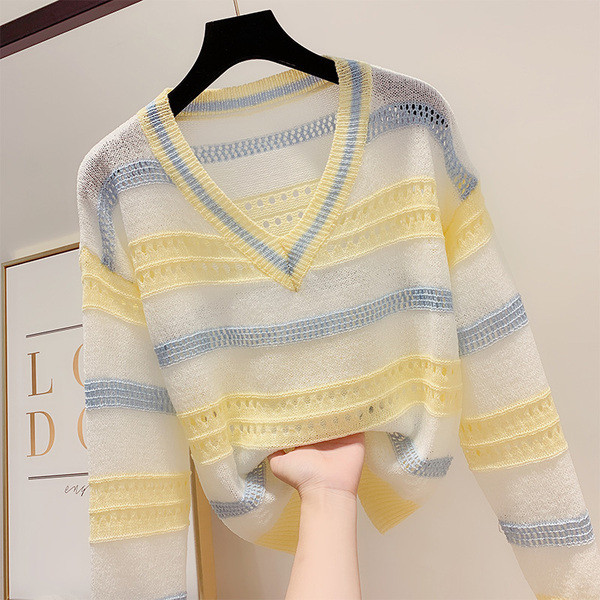 Modern női csíkos pulóver V-nyakkal