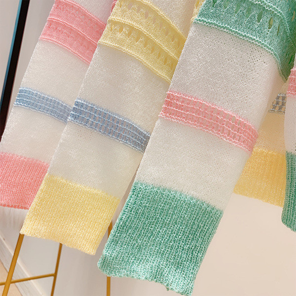 Modern női csíkos pulóver V-nyakkal