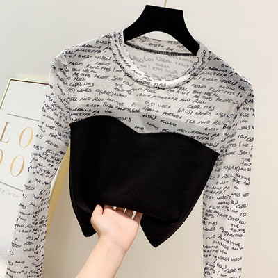 Μοντέρνα γυναικεία μπλούζα με μακριά μανίκια σε λευκό και μαύρο χρώμα