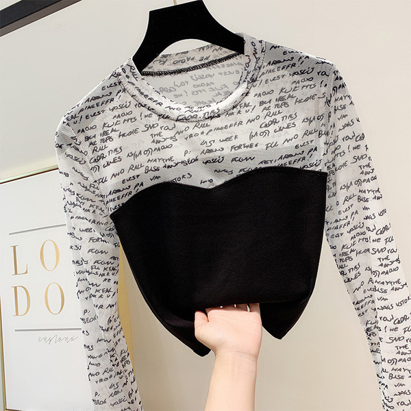 Μοντέρνα γυναικεία μπλούζα με μακριά μανίκια σε λευκό και μαύρο χρώμα