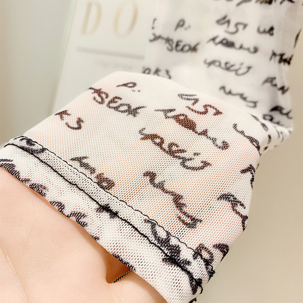 Μοντέρνα γυναικεία μπλούζα με μακριά μανίκια σε λευκό και μαύρο χρώμα