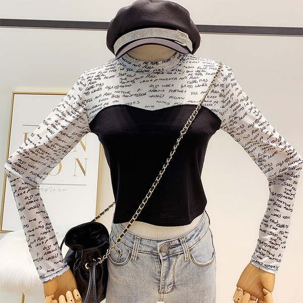 Μοντέρνα γυναικεία μπλούζα με μακριά μανίκια σε λευκό και μαύρο χρώμα