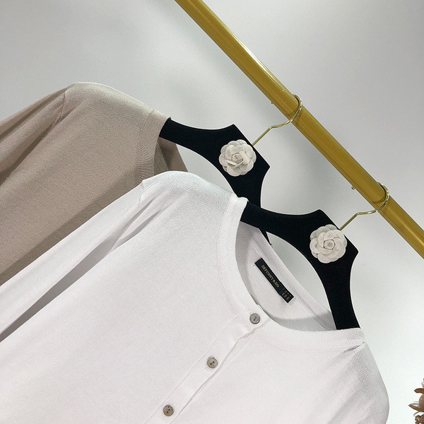 Μικρή casual  γυναικεία ζακέτα με οβάλ ντεκολτέ και κουμπιά σε λευκό και μπεζ χρώμα