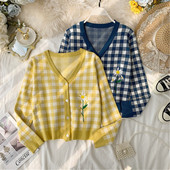 Cardigan dama in carouri cu broderie in galben si albastru