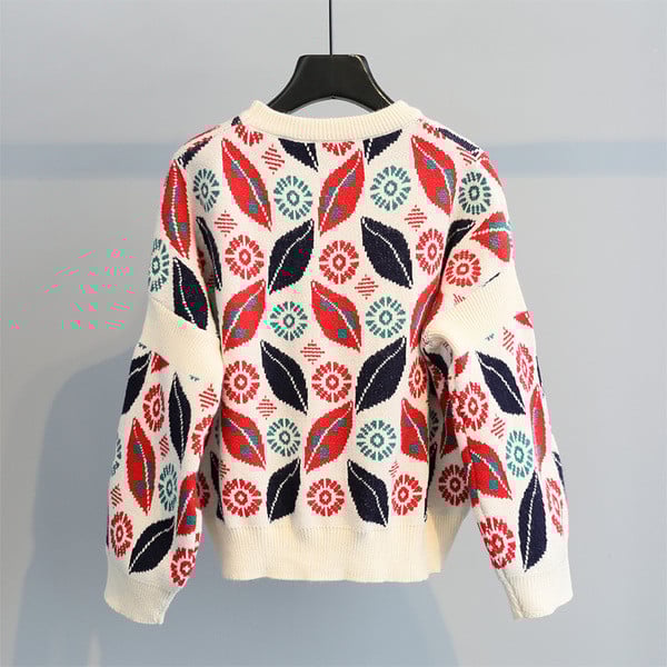 Χειμερινό γυναικείο πουλόβερ με πολύχρωμα κεντήματα και λαιμό O