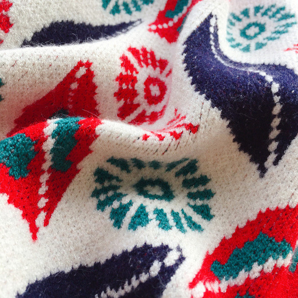 Χειμερινό γυναικείο πουλόβερ με πολύχρωμα κεντήματα και λαιμό O