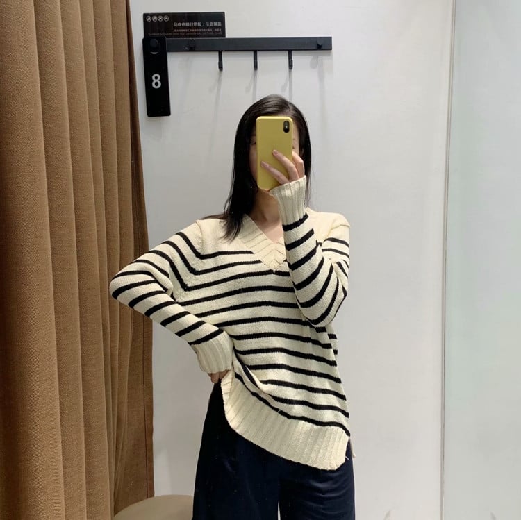 Csíkos női pulóver spitz nyakkivágással és hosszú ujjal