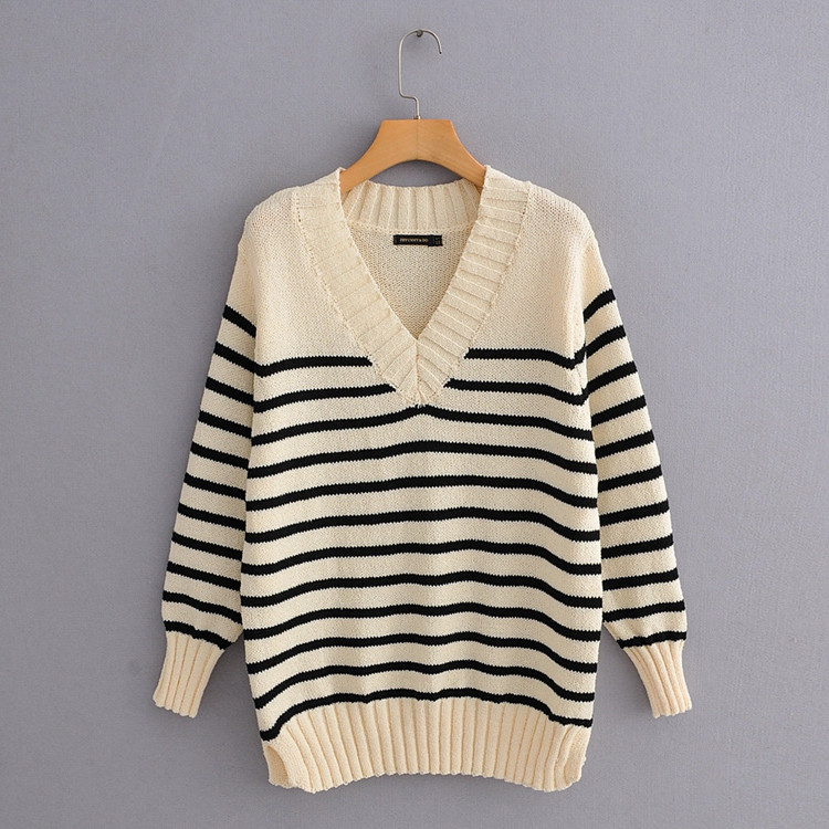 Csíkos női pulóver spitz nyakkivágással és hosszú ujjal