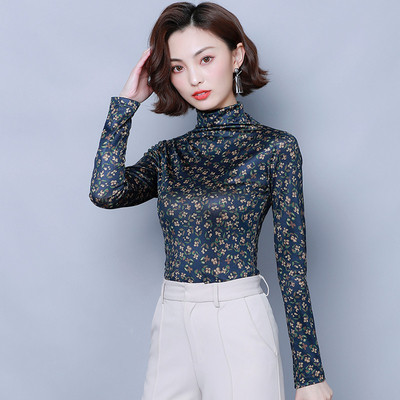 Μοντέρνα γυναικεία μπλούζα σε μπλε και κόκκινο χρώμα με μοτίβα λουλουδιών