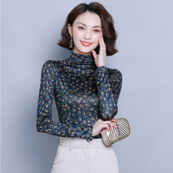 Μοντέρνα γυναικεία μπλούζα σε μπλε και κόκκινο χρώμα με μοτίβα λουλουδιών