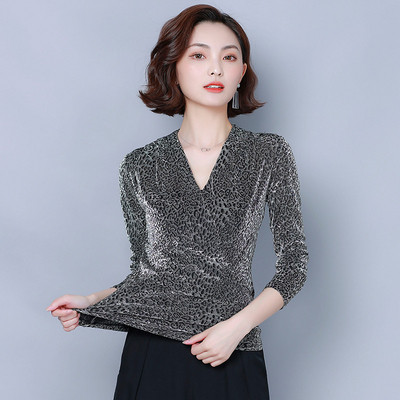 Κομψή γυναικεία μπλούζα σε τρία χρώματα με V-λαιμό