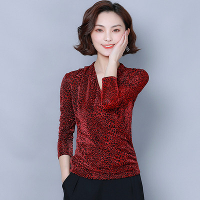 Κομψή γυναικεία μπλούζα σε τρία χρώματα με V-λαιμό