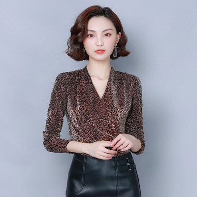 Κομψή γυναικεία μπλούζα σε τρία χρώματα με V-λαιμό