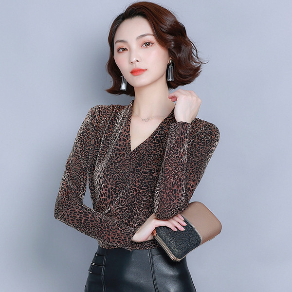 Κομψή γυναικεία μπλούζα σε τρία χρώματα με V-λαιμό