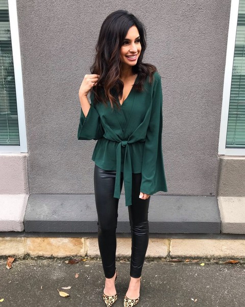 Bluză de damă modernă în mai multe culori, cu mâneci lungi și decolteu spitz