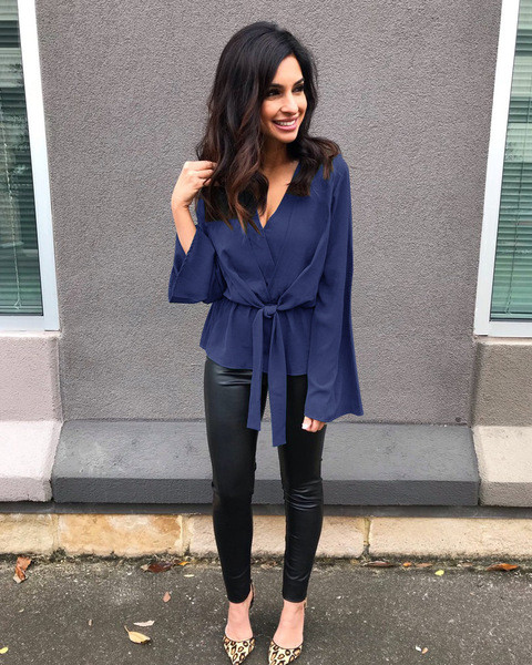 Bluză de damă modernă în mai multe culori, cu mâneci lungi și decolteu spitz