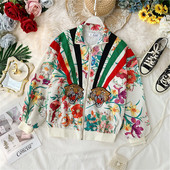 Καθημερινό γυναικείομπουφάν με floral πριντ και επιγραφή στην πλάτη