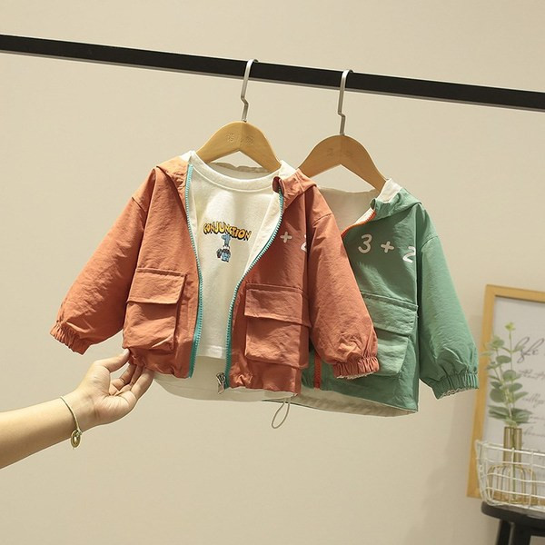 Jachetă modernă pentru copii pentru băieți cu glugă și aplicație - două culori