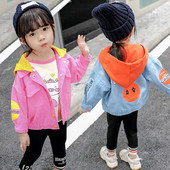 Μοντέρνο παιδικό τζιν μπουφάν  για κορίτσια με εφαρμογή και κουκούλα σε ροζ και μπλε χρώμα