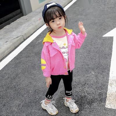 Μοντέρνο παιδικό τζιν μπουφάν  για κορίτσια με εφαρμογή και κουκούλα σε ροζ και μπλε χρώμα