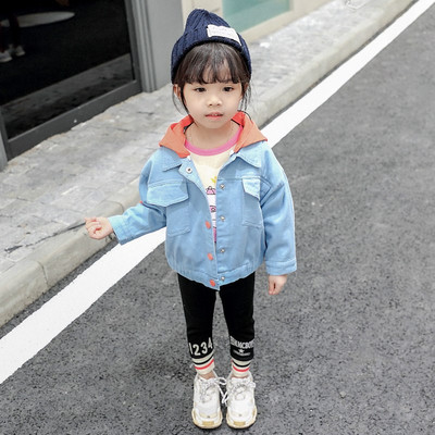 Μοντέρνο παιδικό τζιν μπουφάν  για κορίτσια με εφαρμογή και κουκούλα σε ροζ και μπλε χρώμα