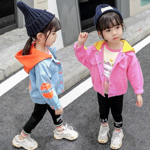 Μοντέρνο παιδικό τζιν μπουφάν  για κορίτσια με εφαρμογή και κουκούλα σε ροζ και μπλε χρώμα