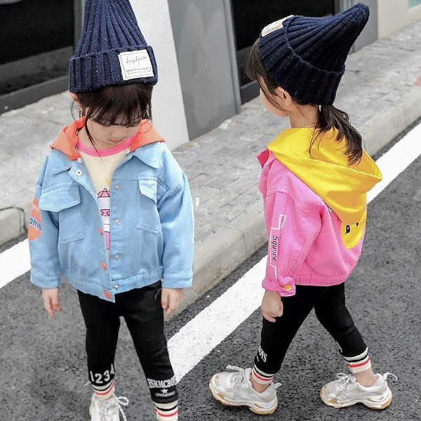 Μοντέρνο παιδικό τζιν μπουφάν  για κορίτσια με εφαρμογή και κουκούλα σε ροζ και μπλε χρώμα