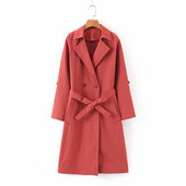 Elegáns női hosszú kabát gombokkal és övvel